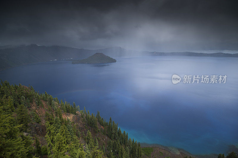 位于火山口湖国家公园的巫师岛