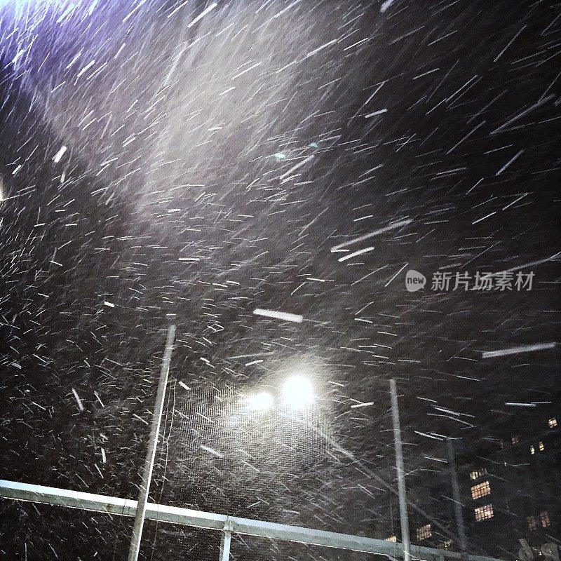 夜间暴雪