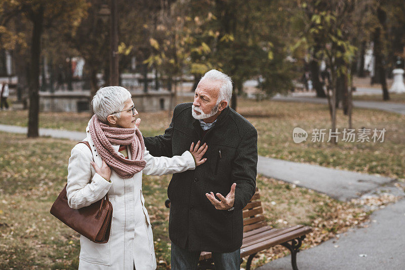 一对在公园里辩论的成熟夫妇