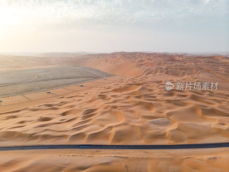 中东阿联酋沙漠中的风景公路
