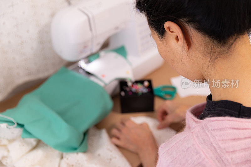 一名日本妇女在家里制作面具