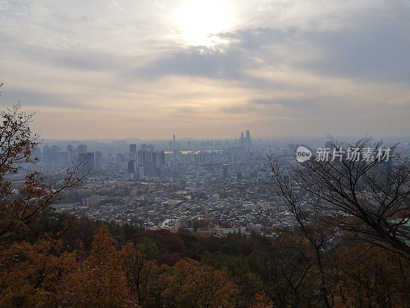 韩国南山上的首尔城市景观