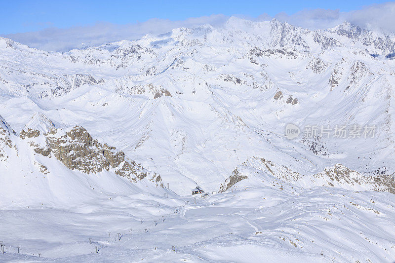 美丽的冬季高山景观滑雪场顶部有雪。意大利阿尔卑斯山