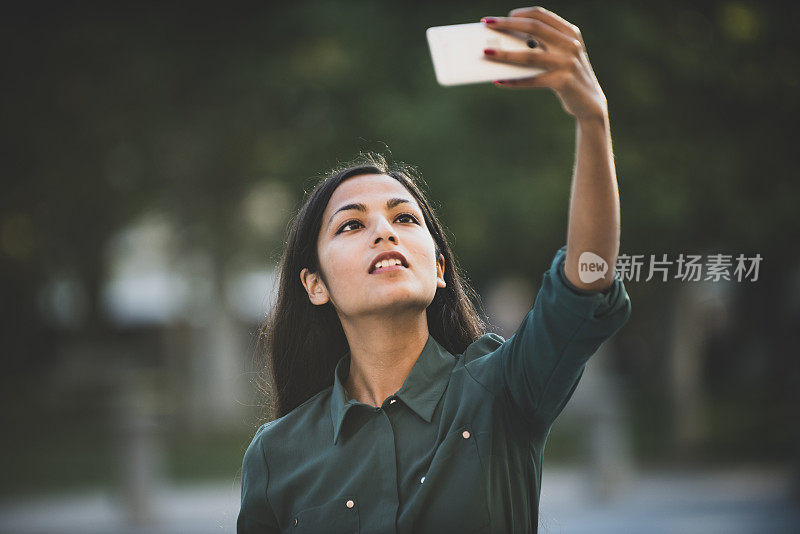 商务女性用智能手机自拍