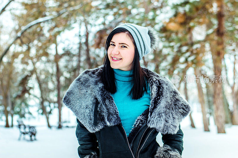 美丽的年轻女子享受在雪库存照片