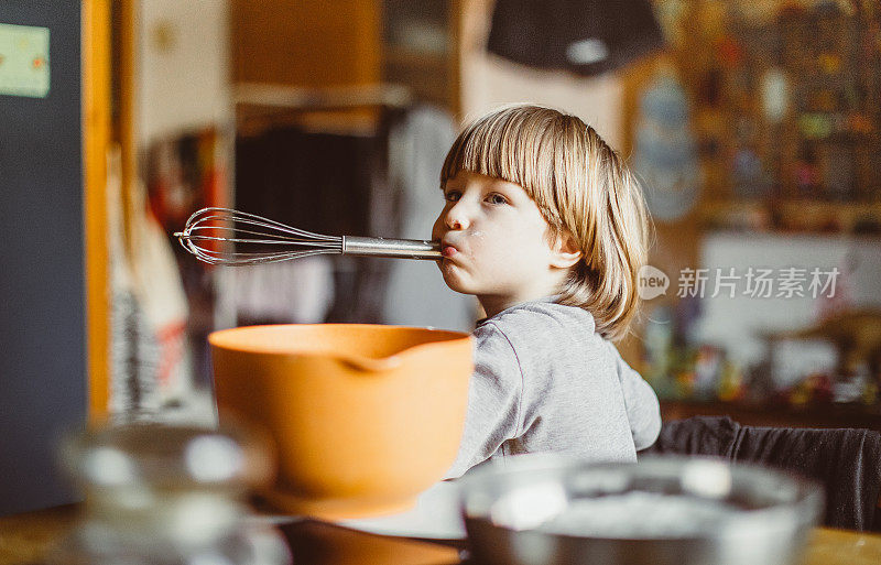 小男孩在做饼干