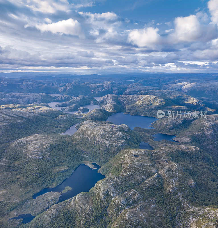 挪威，到布道石的徒步旅行小径旁的湖泊
