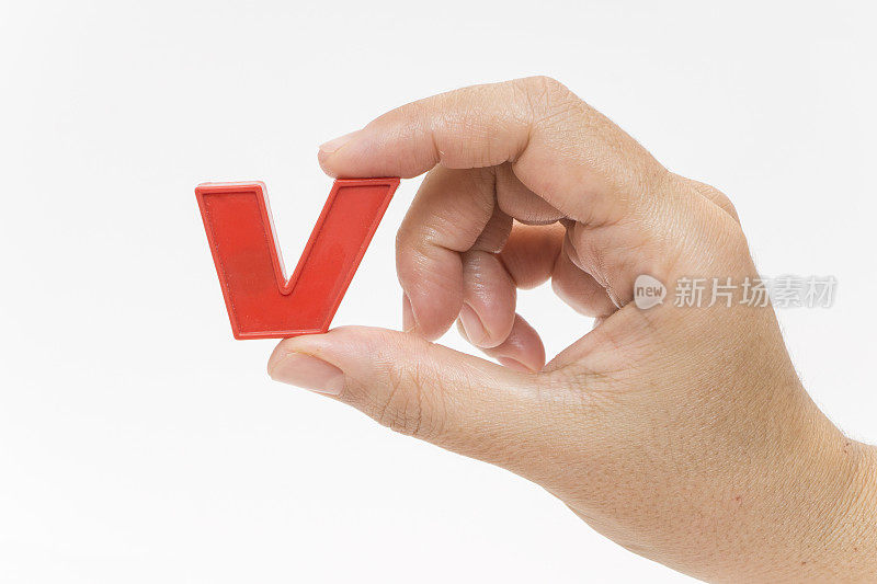 女性手握塑料字母V