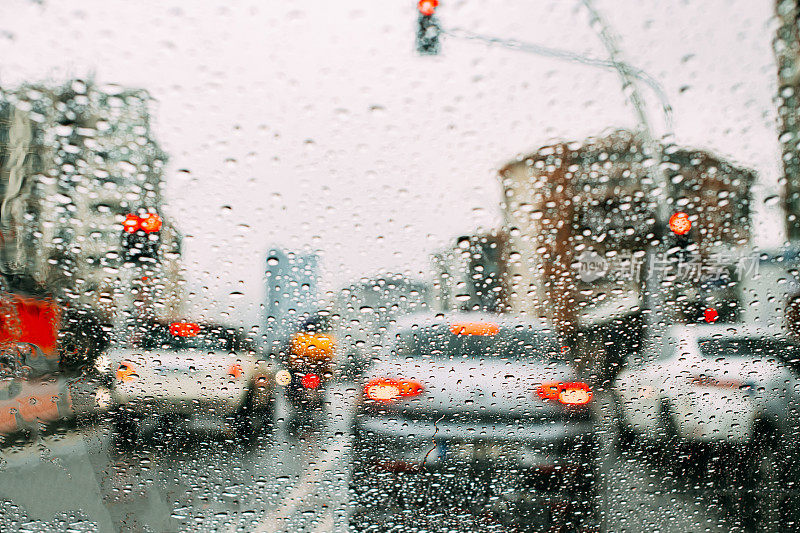 雨时雨滴落在车窗上