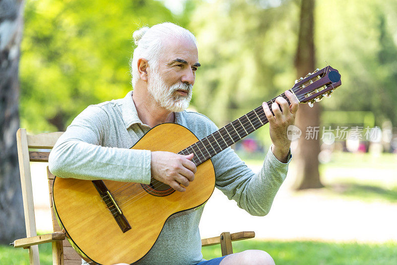 弹吉他的高年级男生