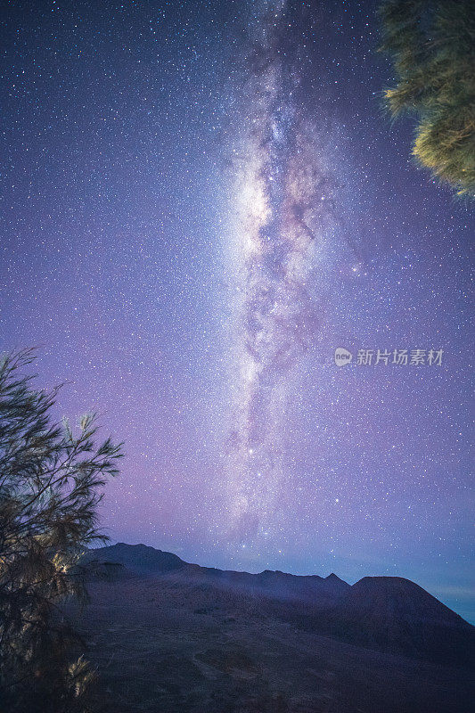 在印度尼西亚东爪哇溴火山星夜银河系