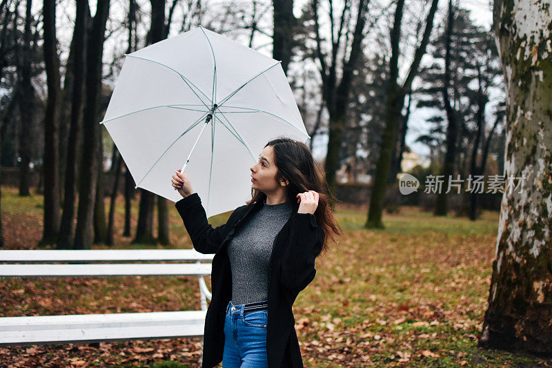 美丽的年轻女子享受着雨天