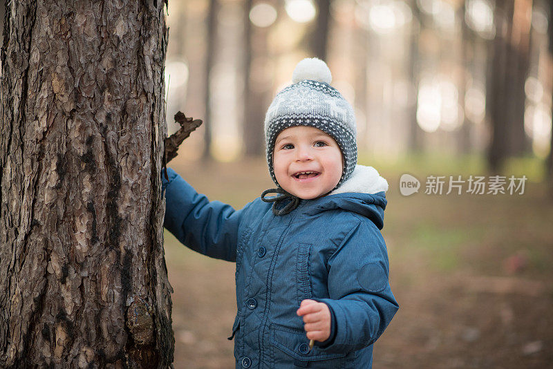 孩子，蹒跚学步，第一次在森林里