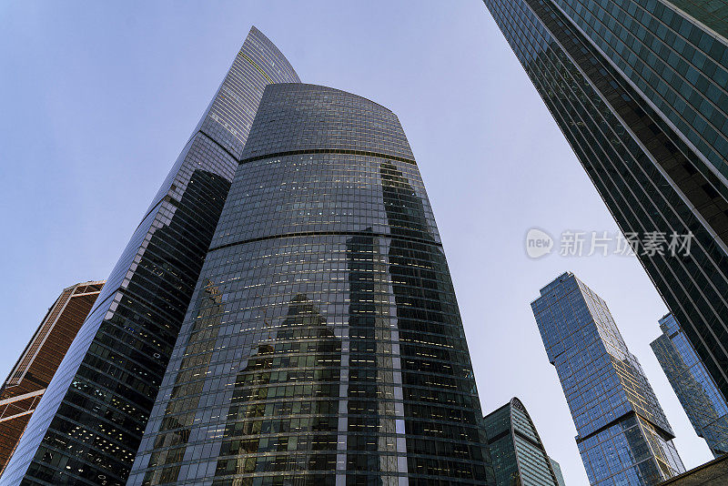 现代化的商业区有办公楼和摩天大楼与反光的正面。