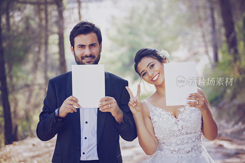 新婚夫妇与空白纸。