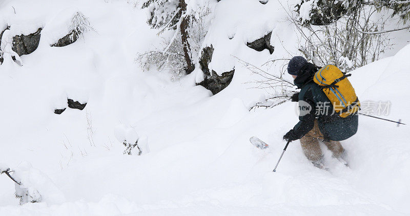 滑雪登山运动员在新雪中下山