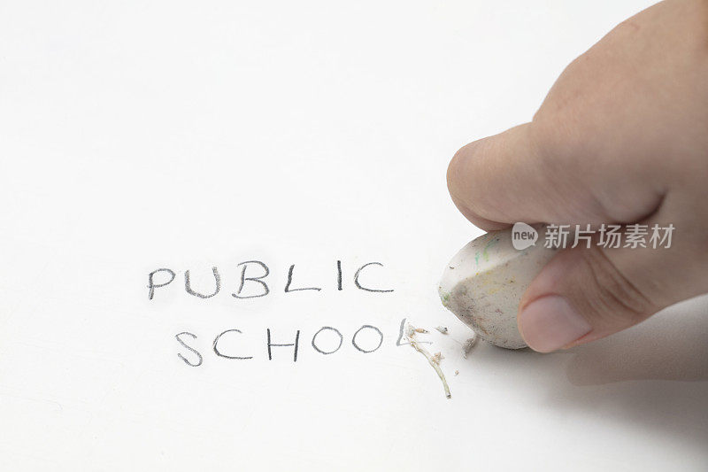 可爱的小男孩正在打扫公立学校，字与橡皮擦