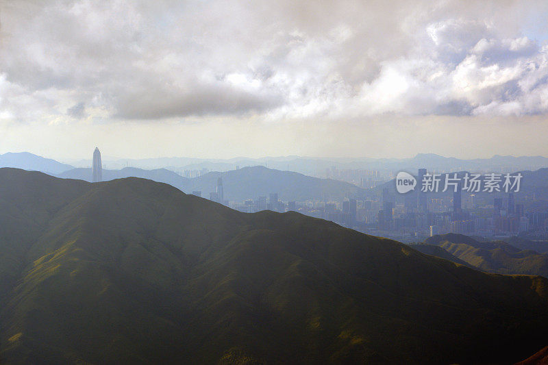 深圳天际线下的云从大帽山，香港