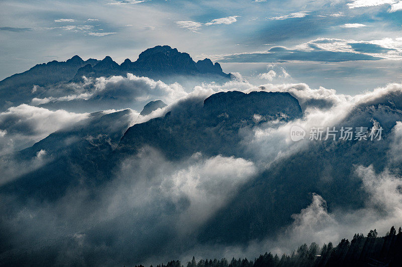 从芒加特山看Montaž和Viš，意大利阿尔卑斯山，Primorska，朱利安阿尔卑斯山，斯洛文尼亚，欧洲山脉的山脊和山峰的层层剪影