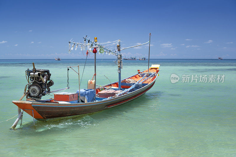 带灯的长尾渔船，瓶子海滩，泰国