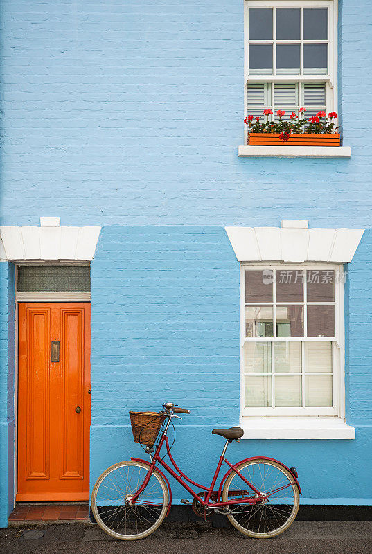 在英国牛津耶利哥区，老式自行车与篮子对着房子
