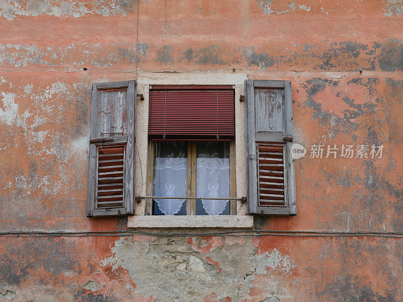 一幢老建筑上带百叶窗的窗户