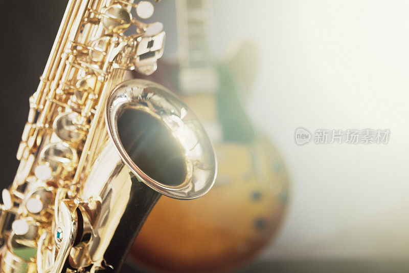 中音萨克斯乐器配电吉他代表爵士乐、流行音乐或蓝调音乐