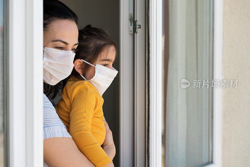 母亲和女儿戴着污染口罩