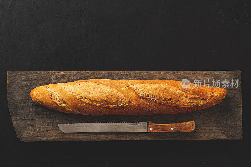 松脆的法式长棍面包和菜刀。