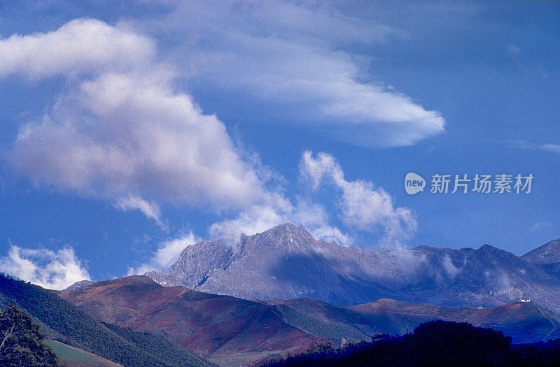 西班牙坎塔布里亚的欧洲皮科斯的利巴纳地区的山脉景观