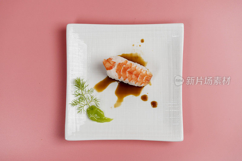 传统的虾寿司，配上酱油和芥末