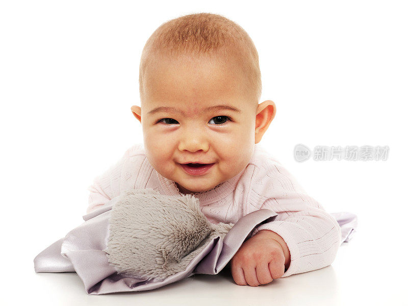 白色背景下的日裔美国婴儿