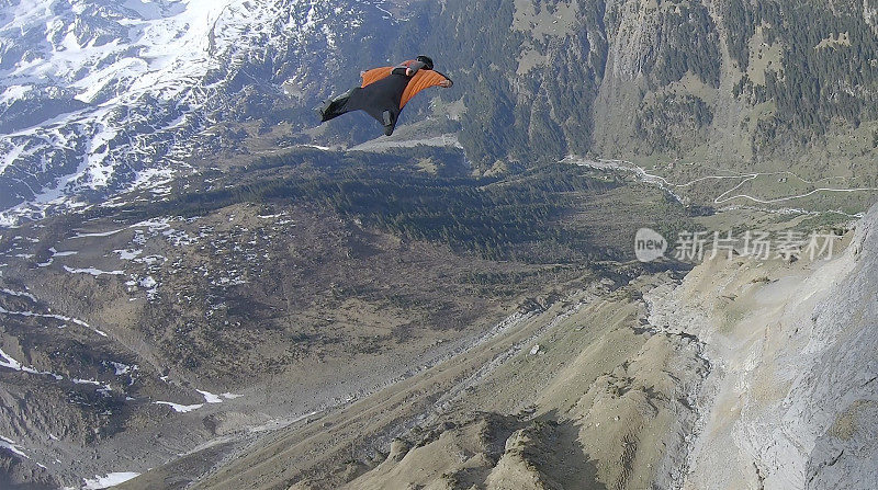 wingsuititer飞过山脉，空中飞行
