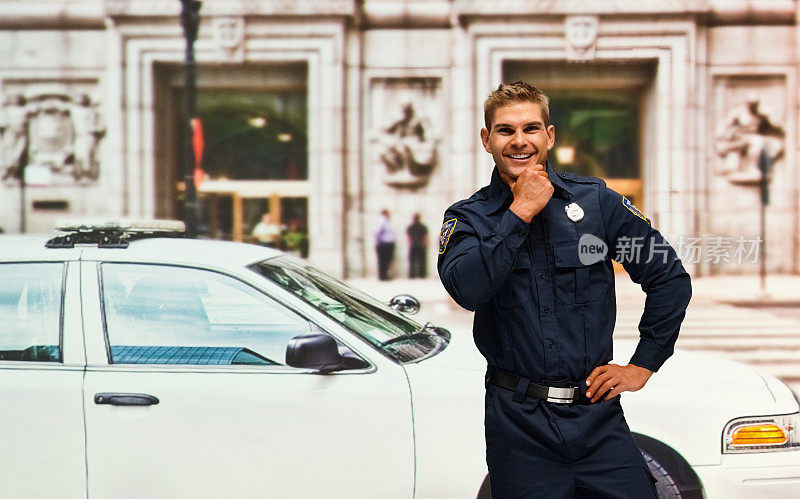 佩戴警徽的白人男性警察