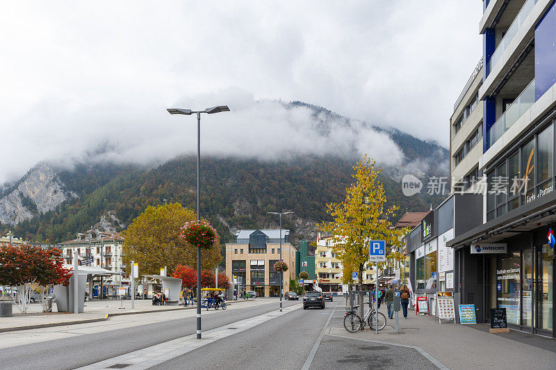 因特拉肯是瑞士著名的旅游胜地，当地的商业场景和零售商店位于市中心的车站路