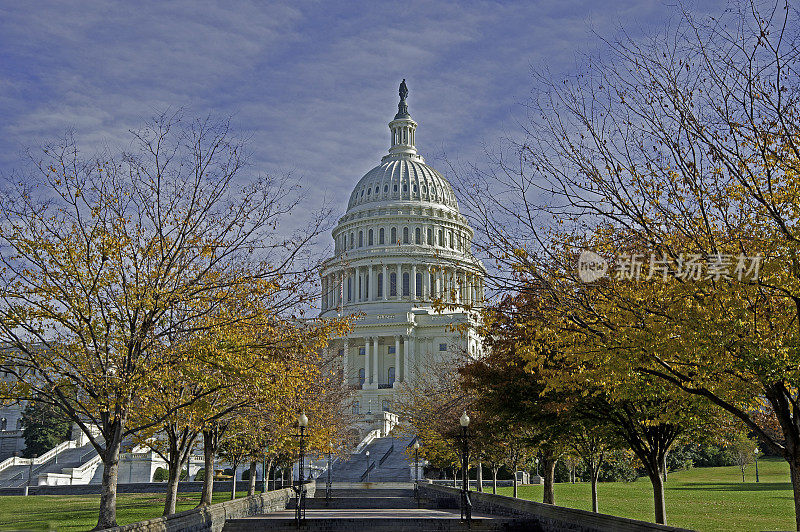 美国国会大厦是美国国会开会的地方，美国联邦政府的立法机关。它位于华盛顿特区，坐落在国会山顶，国家广场的东端。