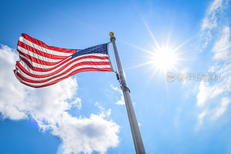 华盛顿纪念碑上的美国国旗