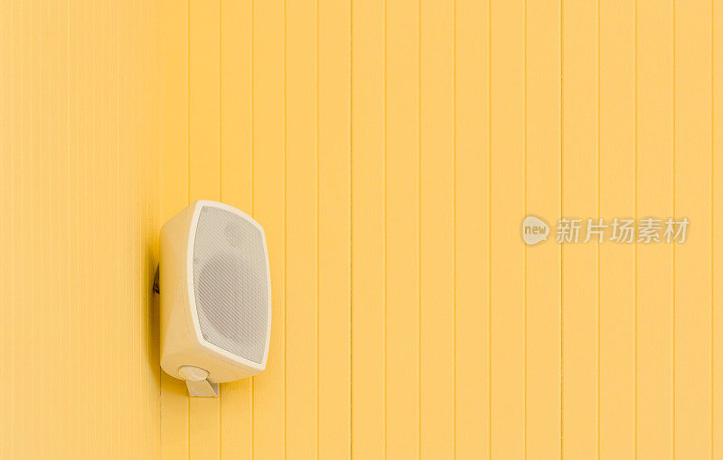 带有复印空间的黄色复古墙上的墙壁扬声器