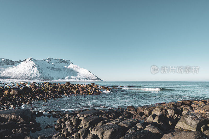 挪威Senja岛海岸，海浪拍打着岩石