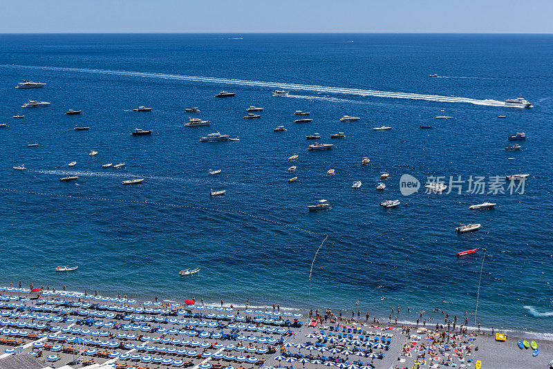 Positano海滩全景，意大利第勒尼安海阿马尔菲海岸的一个著名城镇。