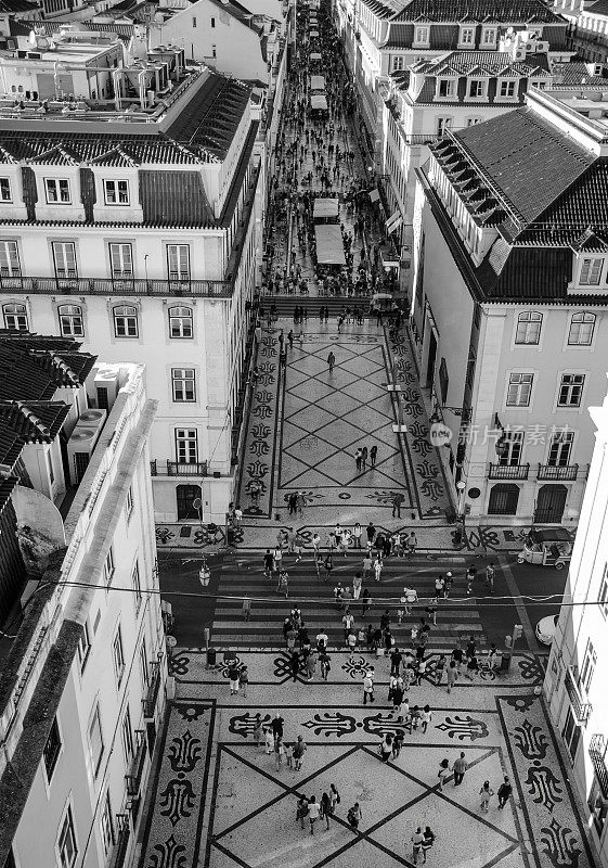 从鲁阿·奥古斯塔拱门俯瞰著名的奥古斯塔街，葡萄牙里斯本。