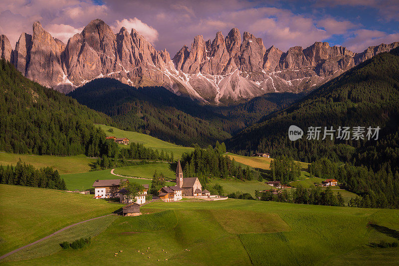 意大利阿尔卑斯山Dolomites，田园诗般的圣玛格达莱纳风景和日落教堂