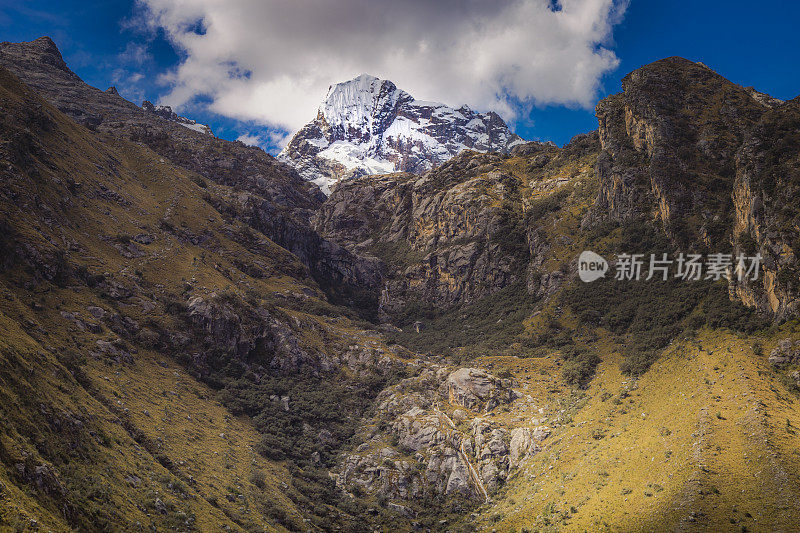 秘鲁安第斯山脉附近的布兰卡山脉和Churup山脉有着田园诗般的风景