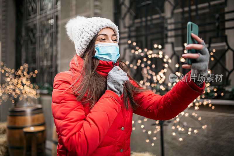 年轻的白人女人在用智能手机