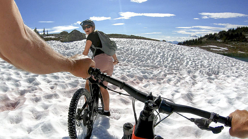 山地电动自行车从雪山斜坡上骑下来