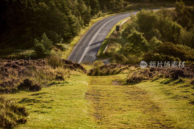 美丽的空旷的乡村道路在一个乡村风景在英格兰北部