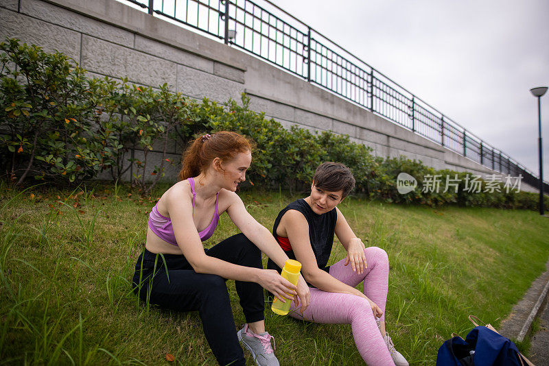 女运动员在公园休息