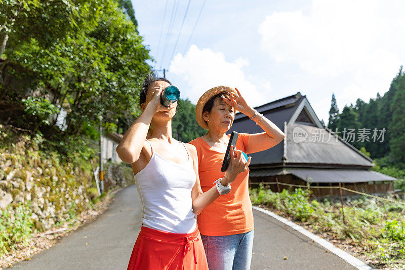 两个女人在日本乡村享受一日游