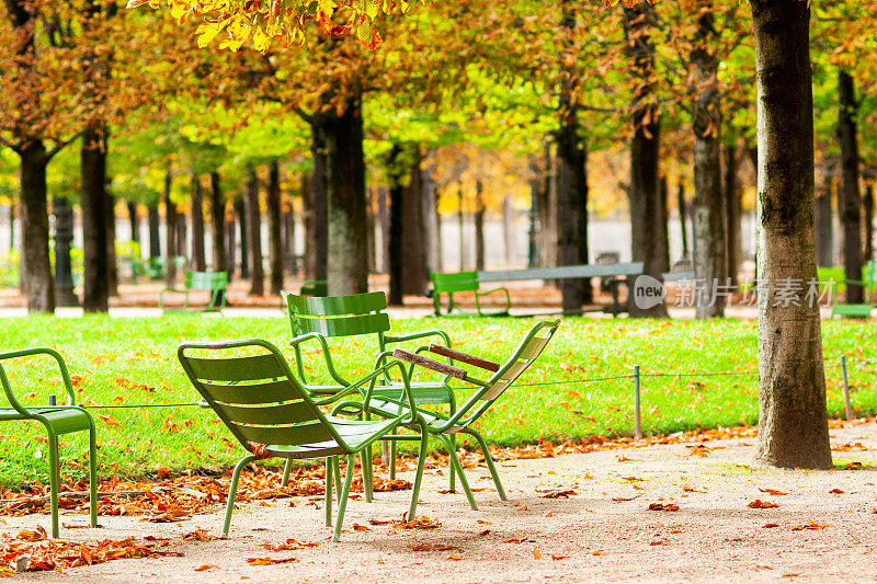 巴黎:杜伊勒里花园的空椅子。