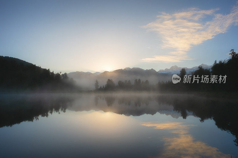 新西兰马锡森湖的黎明